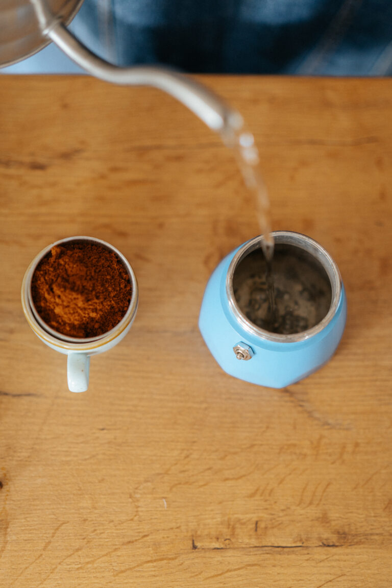 Idealne espresso. Zalewanie wodą kawiarki