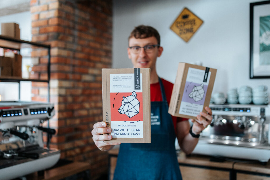 barista prezentujący kawę do ekspresu automatycznego